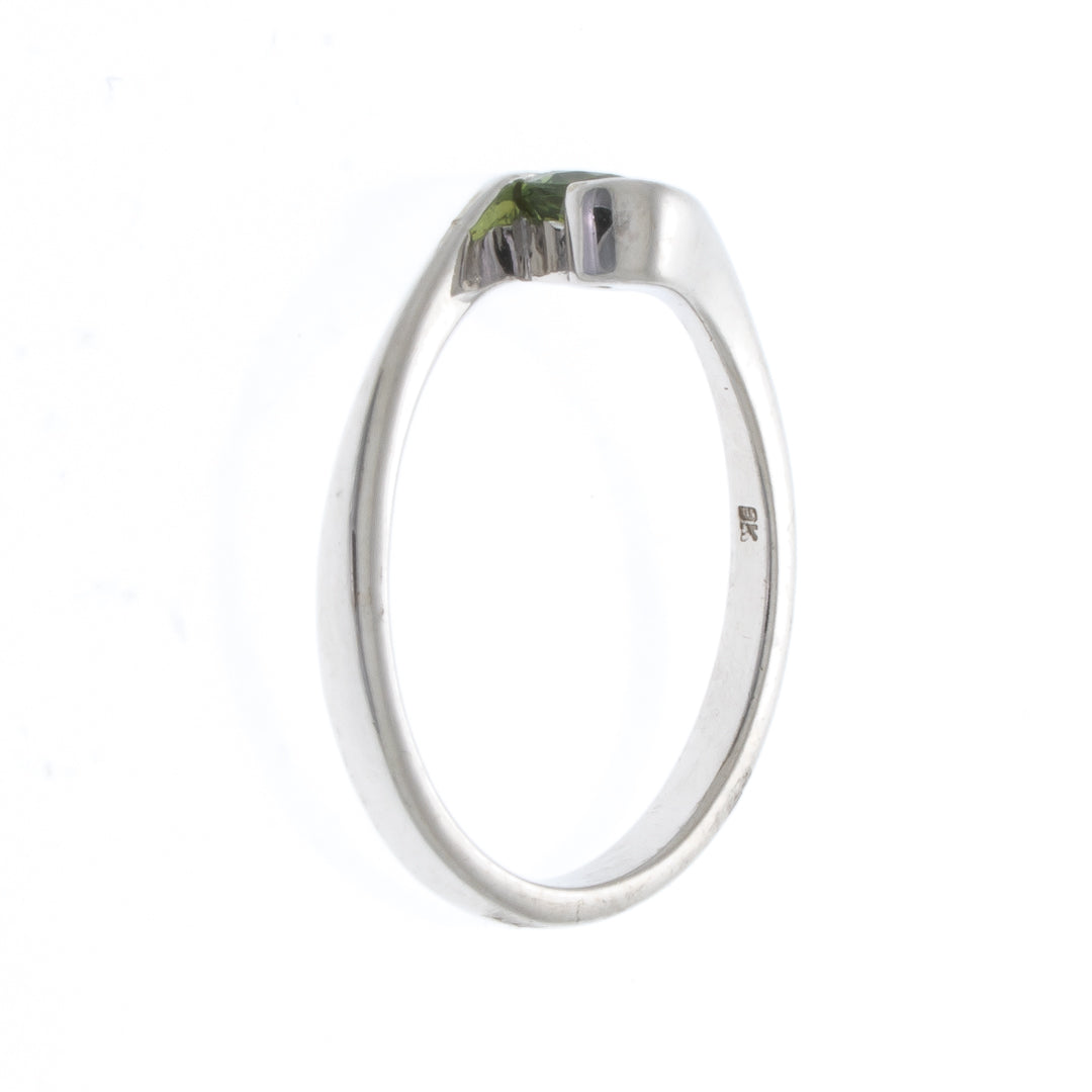 Pre Owned 9ct White Gold Peridot Solitaire Ring